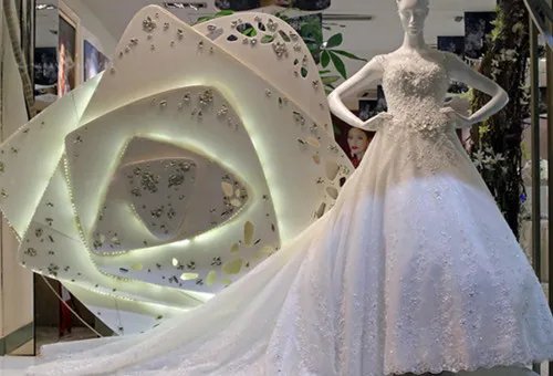 成都卖婚纱礼服的地方推荐  实体店婚纱多少钱一套