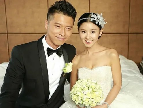 李小萌和王雷结婚照曝光  王雷：永远睡一起