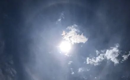 北京同时出现日晕和七彩云，这种现象是如何产生的？