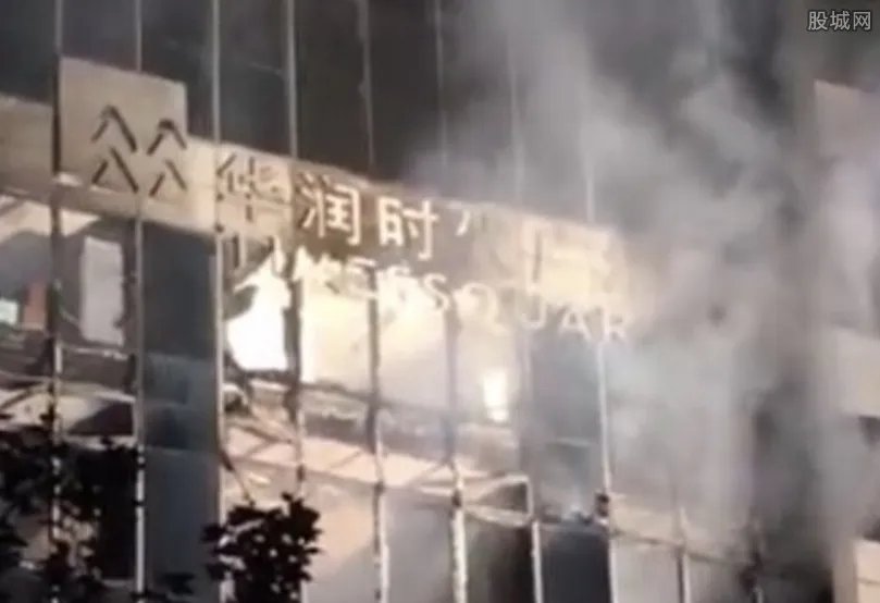 涓婃捣娴︿笢涓€鍟嗗姟妤兼繁澶滆捣鐏� 鐜板満鐏厜鍐插ぉ鎹熷け鎯ㄩ噸