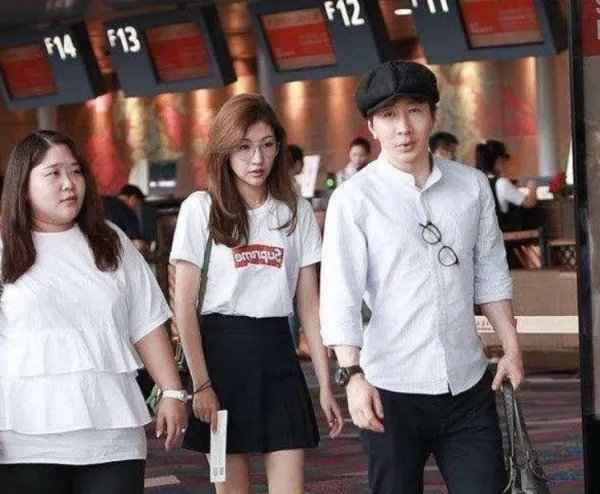 刘谦罕见现身机场，发福到认不出，娇妻随行美如少女，还记得他吗？