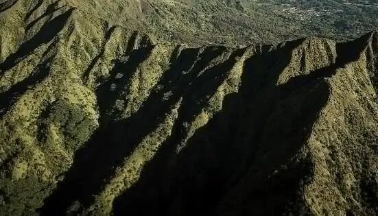 泥石流发生时应该往哪个方向跑