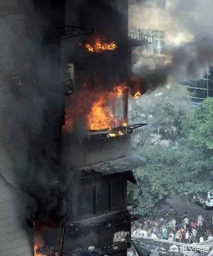 温州高档小区19楼凌晨起火,一家8口3死5伤, 你怎么看?
