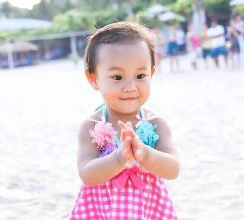 贾乃亮李小璐女儿照片大合集 国民闺女萌翻天!