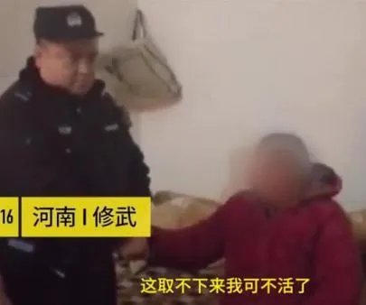 太有才了捡到手铐当手镯戴:带上之后就后悔了