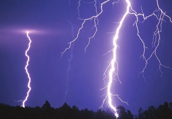 美国加州72小时遭上万次雷击是怎么回事？