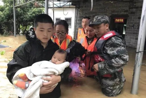 婴儿为何会为消防战士“撑伞”？