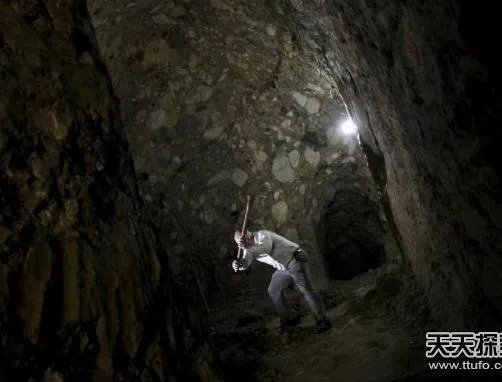 老人山上挖洞:竟挖出一座地宫(组图)