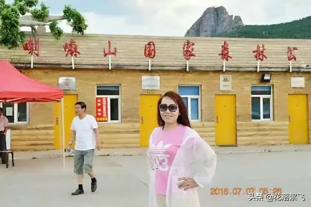 老人在树林里做见不得人的事