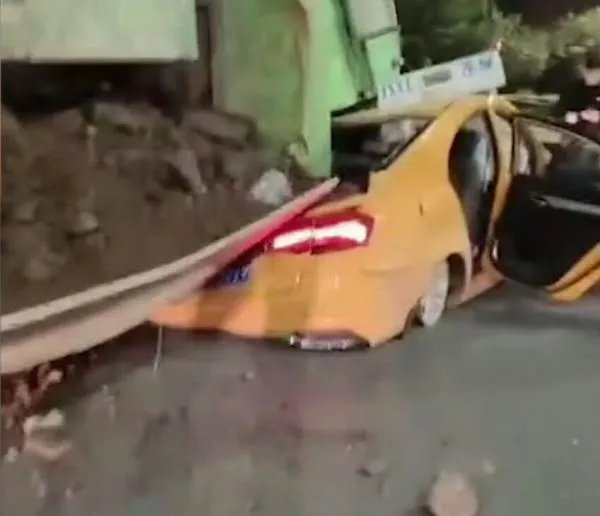 “伤情严重，乘客真倒霉！”西安一渣土车侧翻压扁出租车，这到底怎么回事？