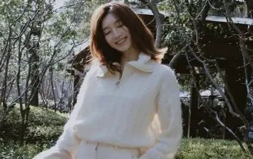 网友偶遇江疏影逛迪士尼，还背着玲娜贝儿的包包，姐姐也喜欢玲娜贝儿吗？