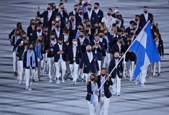 飒爽英姿!中国奥运代表团正式亮相 红色西装闪耀全场