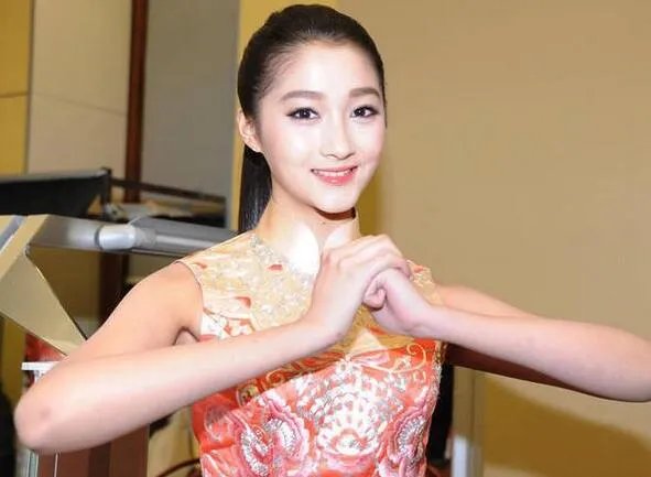 关晓彤春晚彩排照片曝光 与郭冬临马天宇共同演绎小品