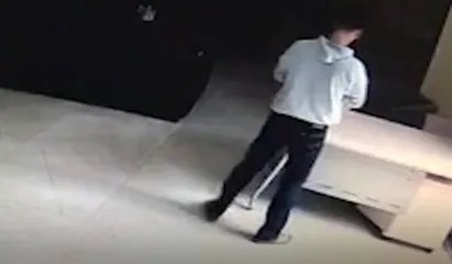 能否具体介绍一下“连偷邻居4次外卖”这件事情？