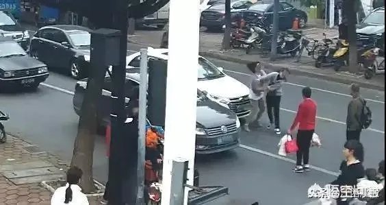 母女违规横穿马路，女司机鸣笛提醒却遭暴扇十几个耳光，你怎么看？