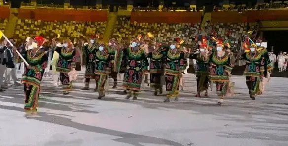 飒爽英姿!中国奥运代表团正式亮相 红色西装闪耀全场