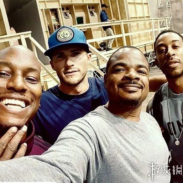 《速度与激情8》首发海报 范迪塞尔遥望前路形单影只