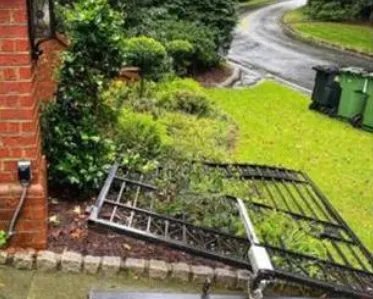 巨石强森着急上班徒手拆门，事件的原委是什么？