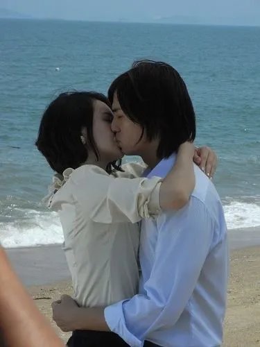 夏家三千金戚薇吻戏大曝光 吻戏太多太投入嘴角吻出血