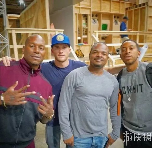 《速度与激情8》首发海报 范迪塞尔遥望前路形单影只