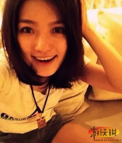 32郎激吻丁少华 《中国好声音》幕后照亲如家人