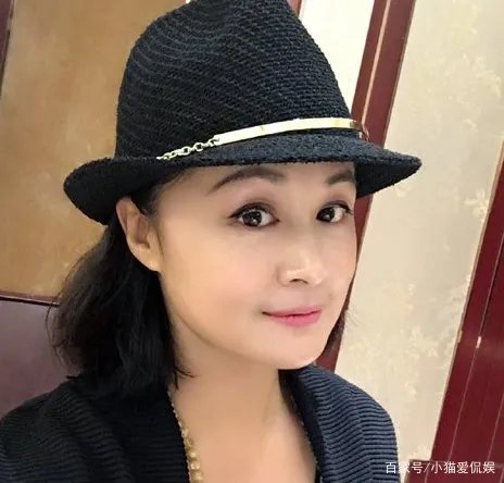 于月仙车祸去世，四人同乘一辆车，唯独她当场去世，谁来承担这起事故责任？