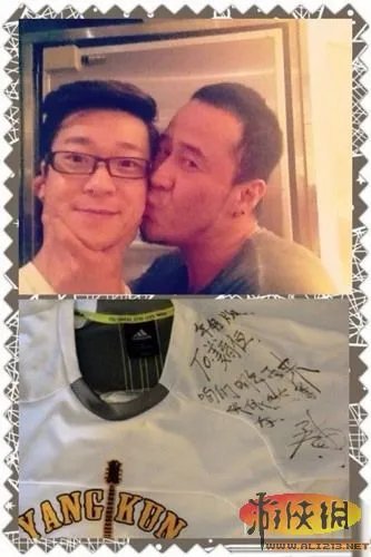 32郎激吻丁少华 《中国好声音》幕后照亲如家人