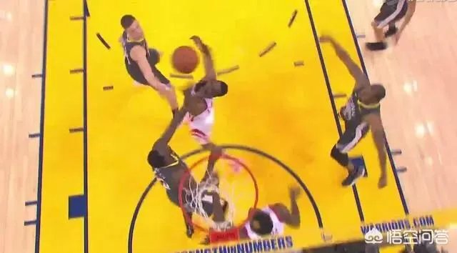 格林再次打到哈登眼睛，再次主动道歉。格林真的是无意的，还是装无辜？