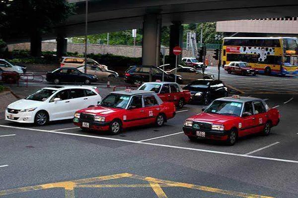 出租车撞倒小学生未刹车再撞奥迪，他是故意这么做的吗？