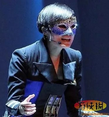 网友直呼重口味！韩寒被曝密会李宇春引车震门