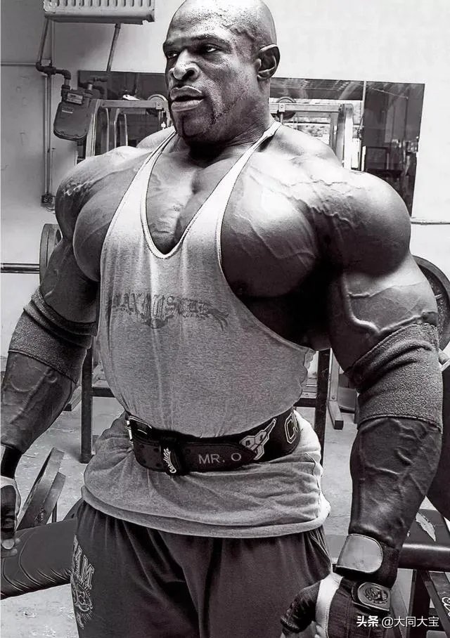 健美皇帝罗尼库尔曼最近又动手术了，难道竞技健美非得牺牲身体健康为代价嘛？