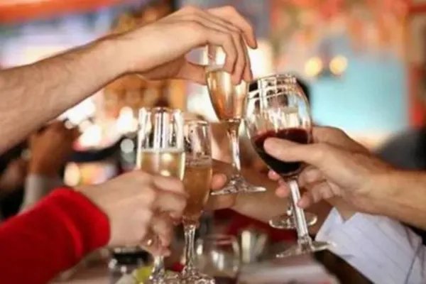 男子聚会喝酒后跳江溺亡,与朋友一起喝酒,为啥没人救他?