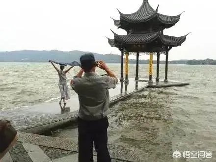 阿姨们照相带7条丝巾挪10次地方，丝巾墨镜成妈妈拍照必备，你的妈妈爱拍丝巾照吗？