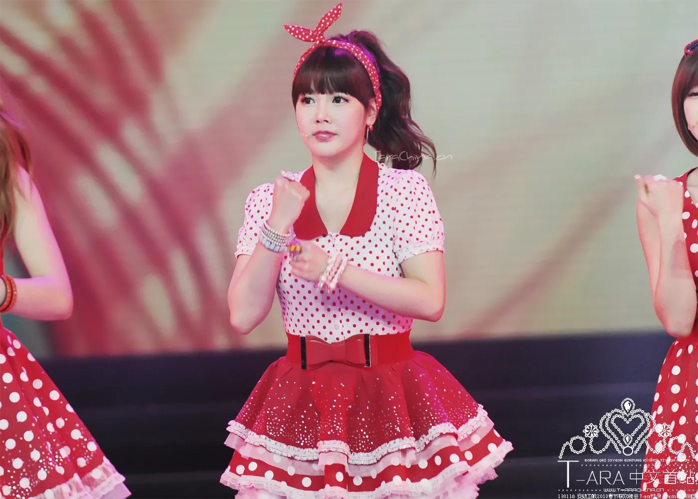 安徽卫视今年春晚tara唱roly poly 里面直刘海刘海上绑红色蝴蝶结的是谁？？？？