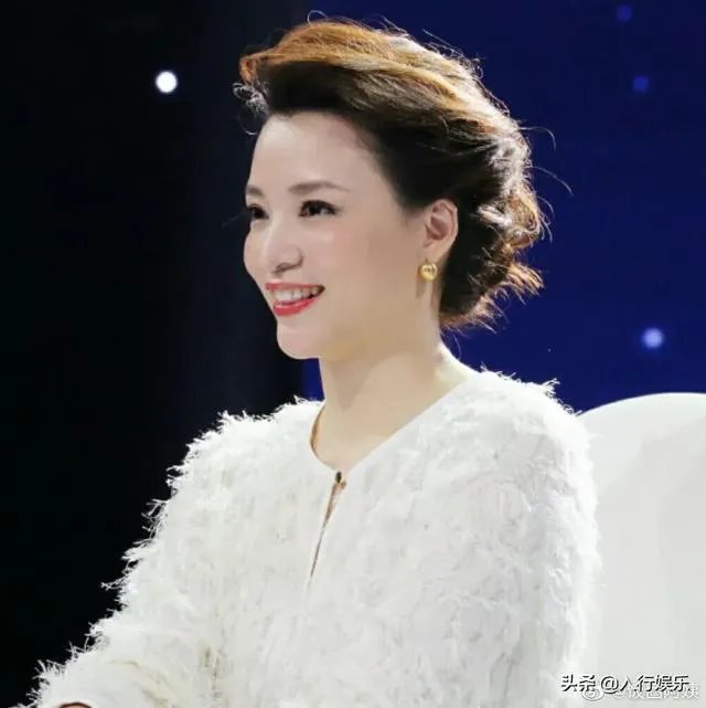 告别央视春晚两年董卿淡出主持舞台，最近主持《开学第一课》你觉得怎么样？