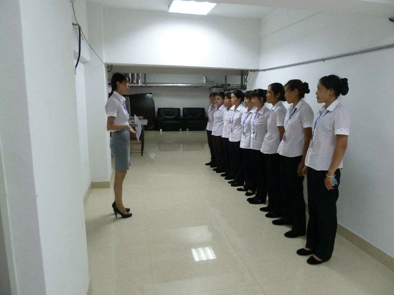 小区物业不作为业主集体送锦旗，题的字为什么笑翻网友？