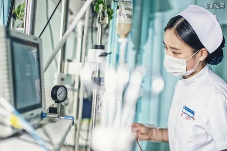 2003年非典总共死了多少人 当年经济有受影响吗？