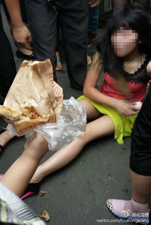 江苏14岁少女打扮成熟 当街与父亲发生肢体冲突