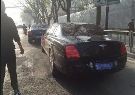 豪华车队迎亲不慎追尾车辆损失严重是怎么回事？