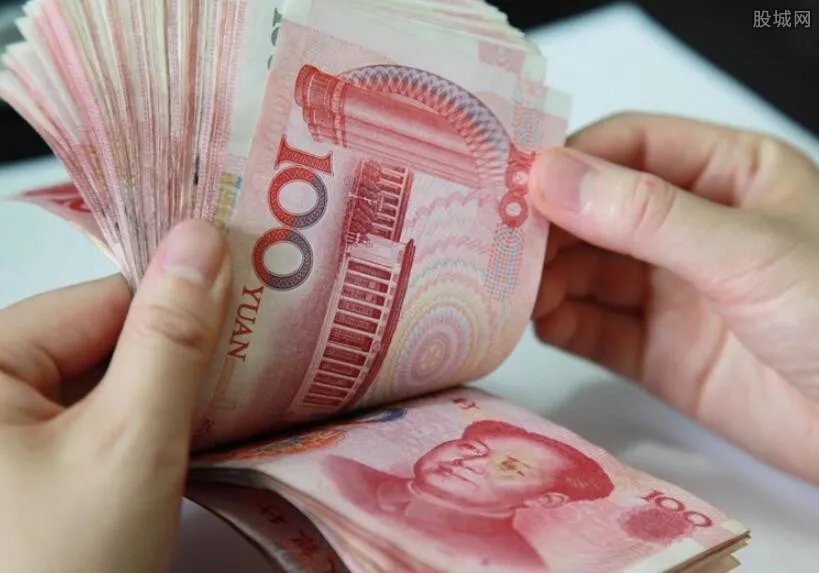 店长强迫员工撕钱 不服从就滚蛋