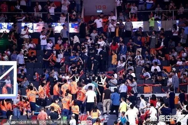 辽粤之战G4，广东主场出现球迷冲突互殴，你怎么看球迷的行为？