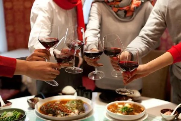 男子聚会喝酒后跳江溺亡,与朋友一起喝酒,为啥没人救他?