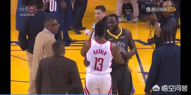 格林再次打到哈登眼睛，再次主动道歉。格林真的是无意的，还是装无辜？