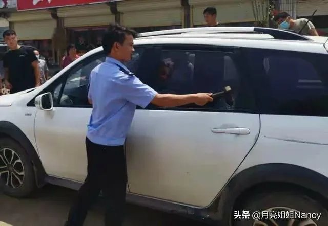 山东菏泽1岁娃被锁车内，民警要砸窗救人，孩子妈妈坚持“再等等”，她想等啥？