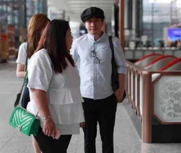 刘谦罕见现身机场，发福到认不出，娇妻随行美如少女，还记得他吗？