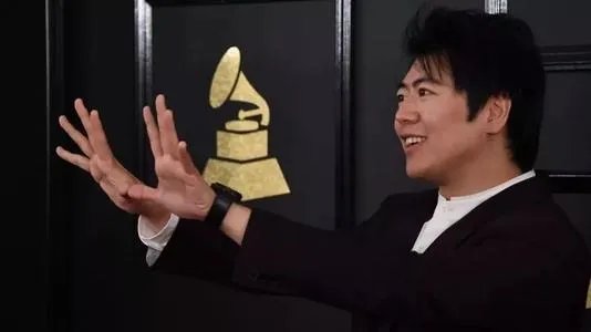 钢琴家郎朗的个人资料年收入出场费多少钱 郎朗的钢琴多少钱