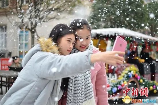 四川一高校人工降雪过圣诞节 男生雪地向女友表白