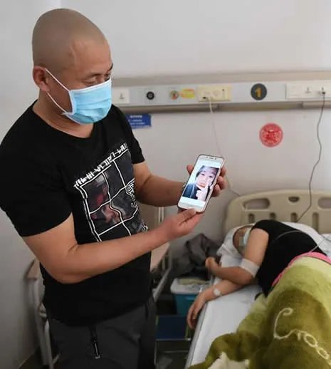 父亲剃光头陪伴患白血病的女儿:共抗病魔(图)