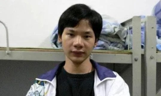 电击男拿500万伏的电击器电击自己,厂家揭秘500万伏都不会晕