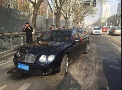 豪华车队迎亲不慎追尾车辆损失严重是怎么回事?